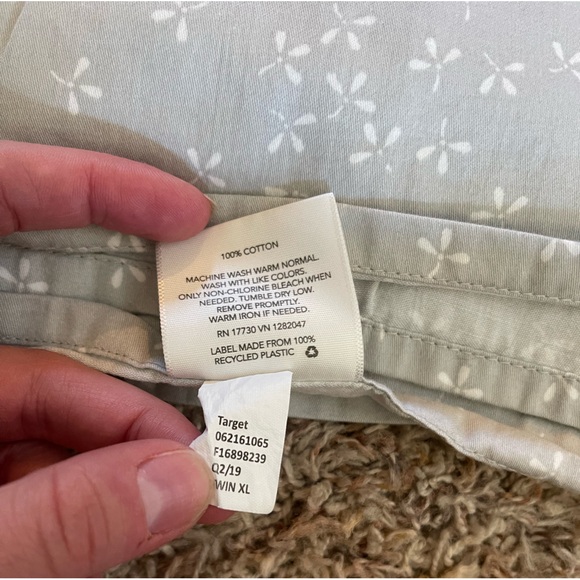 Threshold Twin XL bundle - 1 pillowcase, 1 flat sheet, 1 fitted sheet, 1 cover - Picture 4 of 8